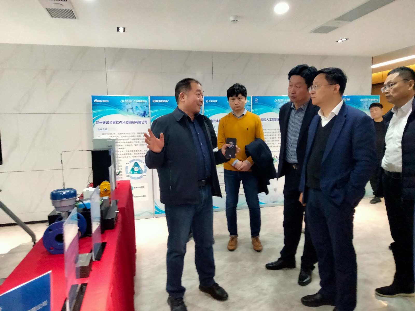 河南省省長(zhǎng)王凱蒞臨科大迅飛中原總部視察03.jpg